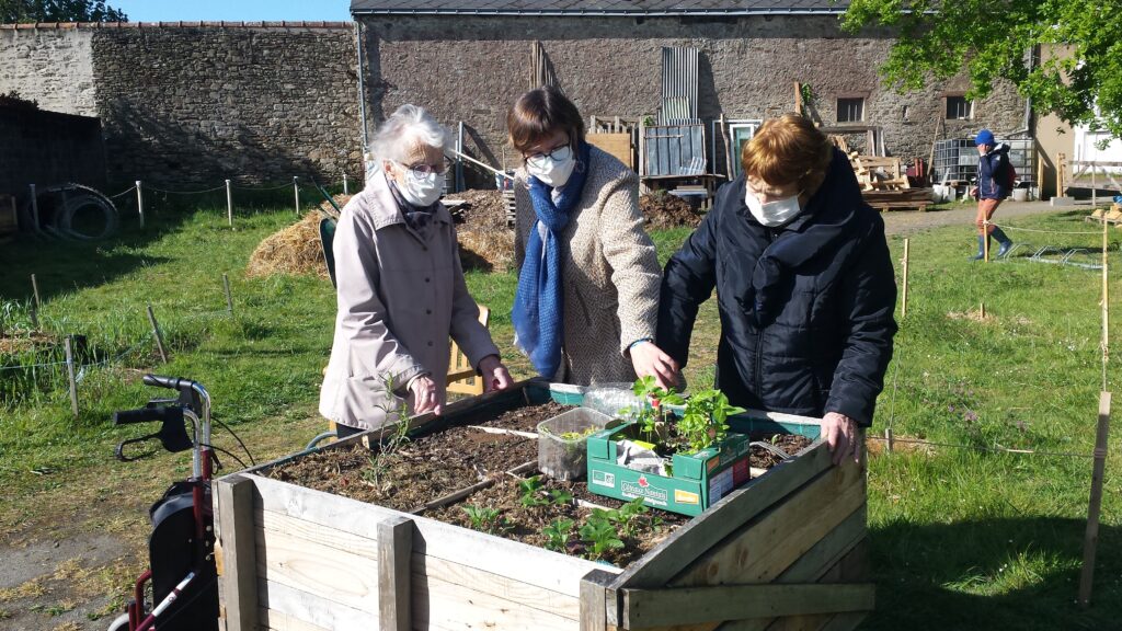 résidents en train de faire du jardinage