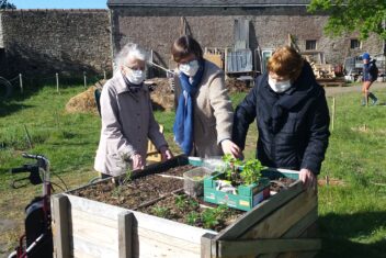 résidents en train de faire du jardinage