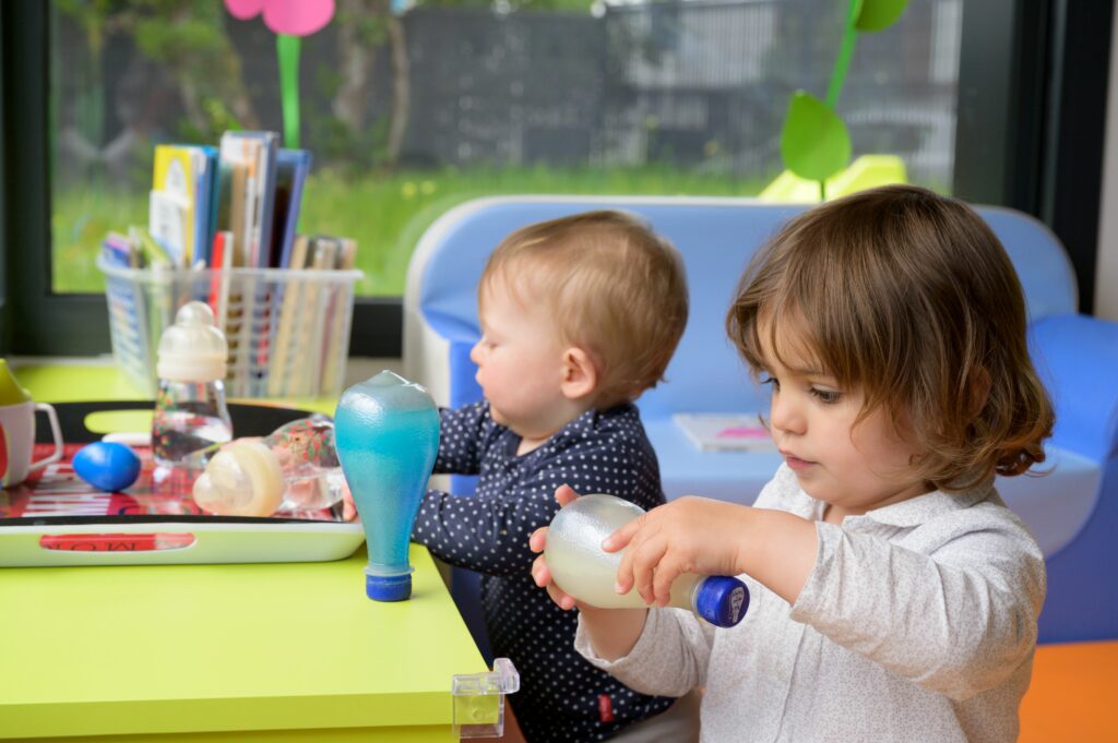 2 enfants jouent dans une crèche