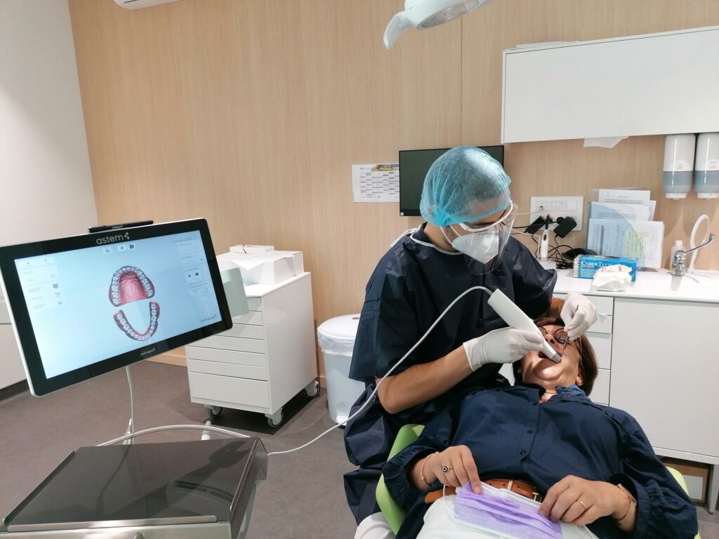 dentiste en train de réaliser une empreinte optique sur une patiente