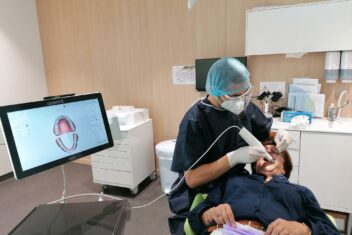 dentiste en train de réaliser une empreinte optique sur une patiente