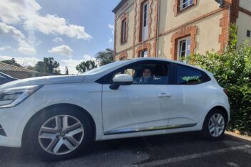 voiture blanche garée devant le SSIAD