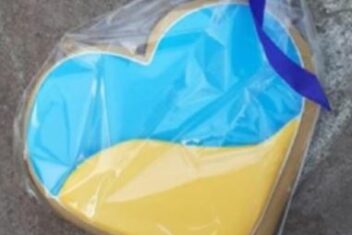 coeur aux couleurs jaune et bleue du drapeau ukrainien