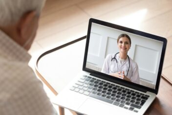 un homme âgé est en train de faire une téléconsultation par ordinateur avec un médecin