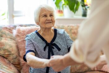 femme âgée tient la main à un professionnel de santé