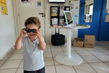 Distribution de lunettes dans une crèche