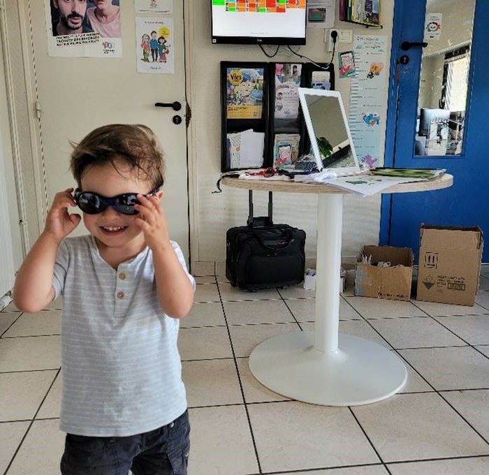 Distribution de lunettes dans une crèche