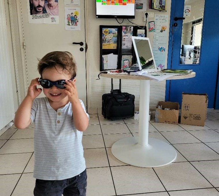 Distribution de lunettes dans une crèche